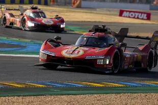 Los autos de Ferrari en Le Mans: la victoria para el N°51, que marca el rumbo en el circuito de La Sarthe; atrás, su compañero de garaje, que logró el jueves la hyperpole