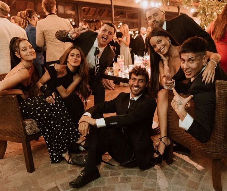 TIini, Oriana Sabatini, Lizardo Ponce, Emilia Mernes and Duki at the wedding of Ricky Montaner and Stefi Roitman (Photo: Twitter/@TINIdata)