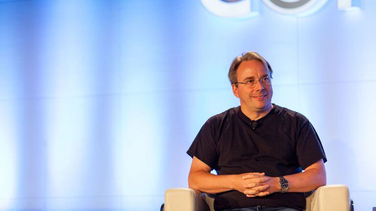 El 25 de agosto de 1991 un estudiante finlands de 21 aos poste el cdigo fuente del primer kernel de lo que terminara llamndose Linux en la foto Linus Torvalds aquel estudiante hoy de 51 aos en una conferencia en Canad