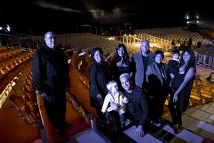 Una familia para un show espectáculo familiar en una carpa de 2 mil butacas