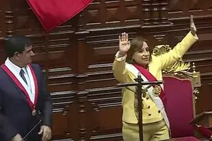 Dina Boluarte asumió como presidenta de Perú