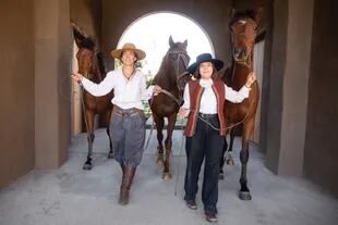 Junto a su hija, Valentina, fanática de los caballos como ella. Mi madre (May Helena Perkins) criaba caballos árabes y ella los presentaba en La Rural. Crecí rodeada de animales y naturaleza, algo que evidentemente marcó mi obra. En mi caso, los caballos los tengo por amor”, reflexiona.