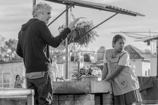 Alfonso Cuarón en la filmación de Roma, la candidata más firme para llevarse el Oscar a mejor película extranjera