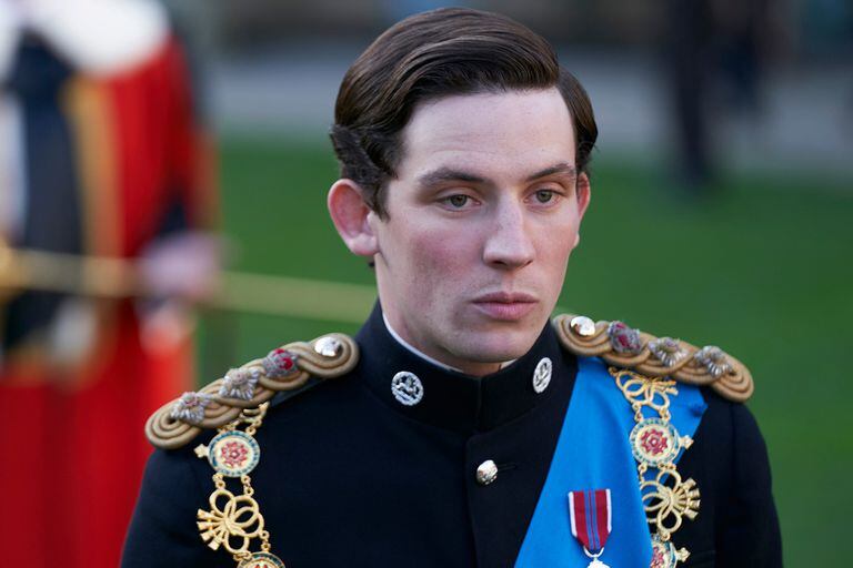 Josh O’Connor como el príncipe Carlos, en The Crown