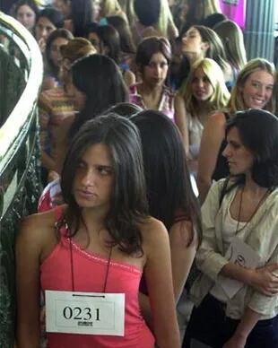 3.500 chicas de entre 16 y 23 años hicieron una larga cola en el Hipódromo de Palermo para presentarse en el primer casting del reality show Súper M 2002