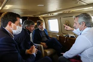 Wado De Pedro y Máximo Kirchner, con el presidente Alberto Fernández y el gobernador Axel Kicillof, durante un vuelo por el conurbano bonaerense en medio de la pandemia del coronavirus