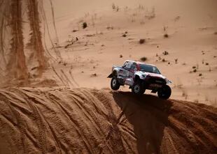 El piloto de Toyota Giniel De Villiers de Sudáfrica y su copiloto Dennis Murphy de Sudáfrica compiten durante la etapa 3 del Rally Dakar 2022 entre las áreas sauditas de al-Artawiya y al-Qaysumah, el 4 de enero