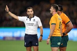El árbitro Mathieu Raynal amonesta a Jake Gordon, de los Wallabies, durante el reciente Rugby Championship; varias acciones de este tipo se deciden tras la revisión de video