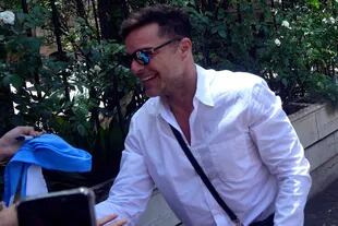 Camisa blanca, anteojos de sol y la sonrisa que lo caracteriza: Ricky Martin ya está en Buenos Aires, a la espera de iniciar la serie de tres conciertos sinfónicos
