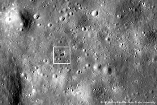 El doble cráter es de aproximadamente 28 metros de ancho en la dimensión más larga