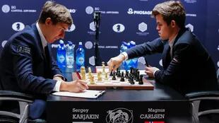 Karjakin (izq.) conservó la ventaja sobre el campeón mundial cuando quedan tres partidas