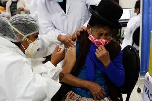 Una mujer recibe la vacuna de Sinopharm durante el inicio de la campaña para personas con problemas renales en La Paz