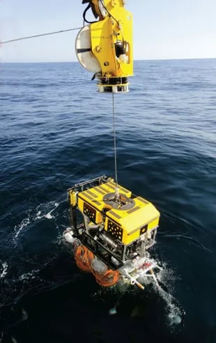 Se utilizan robots marinos para encontrar la parte dañada y extraer el cable del mar.