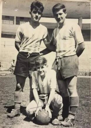 Con Mario y Hugo, sus hermanos mayores, vistiendo la camiseta de Unión de Mar del Plata; Julio es el que tiene la pelota.