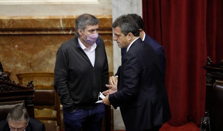 Máximo Kirchner junto a Sergio Massa durante la sesión en la que cayó el Presupuesto 2022.