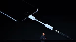 El iPhone 7 ya no trae conector de audio analógico, pero sí incluye un adaptador de Lightning a miniplug de 3,5 mm