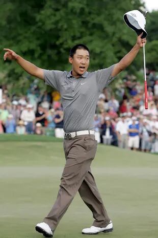 Anthony Kim celebra su victoria en Charlotte, en 2008: fue su primer triunfo profesional