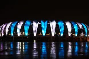 Vista del estadio Beira-Rio del Sport Club Internacional iluminado con los colores de la bandera argentina en honor a Diego Armando Maradona en Porto Alegre, Brasil