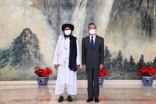 El mullah talibán Abdul Ghani Baradar, junto al canciller chino Wang Yi 