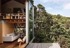 Un casa entre los árboles inspirada en la arquitectura japonesa de posguerra