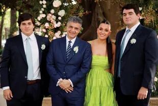 Jorge Macri junto a sus hijos Giorgio, Martina y Antonio, de su primer
matrimonio con Florencia De Nardi.