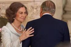 Con amigos: la reina emérita Sofía reaparece después de semanas de encierro
