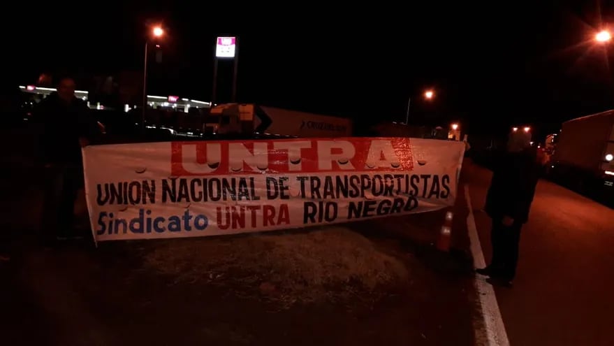 Desde anoche en Neuquén y Río Negro, agremiados a Untra llevan adelante la medida de fuerza, con bloqueos en las rutas