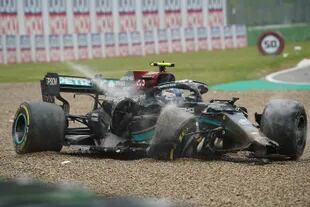 Así quedó el Mercedes de Valtteri Bottas tras la colisión de George Russell; el accidente favoreció fortuitamente a Hamilton.