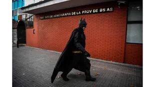Batman llegando al hospital Sor Maria Ludovica en La Plata