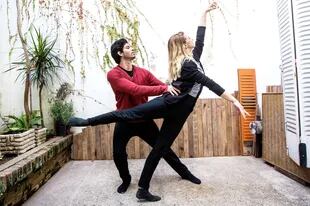 Brenda Arana y Rodrigo Etelechea, integrantes del Ballet Contemporáneo del Teatro San Martín, en el patio de su casa