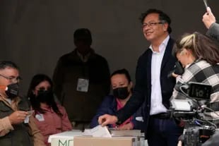 Gustavo Petro, candidato presidencial de la coalición Alianza Histórica, deposita su voto en las elecciones presidenciales de Bogotá, Colombia, el domingo 29 de mayo de 2022. 