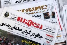 Así celebraron los diarios de Irán el ataque a Salman Rushdie: “El cuello del diablo fue golpeado por una navaja”