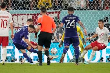 Julián Álvarez convierte el segundo gol de Argentina ante Polonia