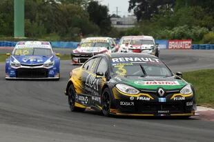 Leonel Pernía (Renault Fluence) por delante de Agustín Canapino (Chevrolet Cruze); los pilotos mantuvieron un áspero duelo en la pista y luego ensayaron quejas