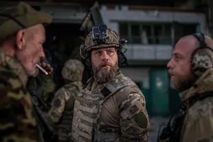 Soldados ucranianos hablan durante los intensos combates contra Rusia en el frente de Sieverodonetsk, en la región ucraniana de Lugansk, el miércoles 8 de junio de 2022.