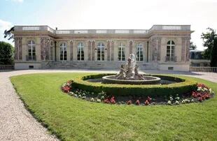 El palacio rosado está ubicado en el barrio Chatou, dos en Bougival y sies en Le Vésinet y fue la primera elección de Antonela Roccuzzo