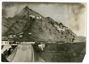 Durante la expedición de reconocimiento de 1921, el grupo acampó cerca del pueblo de Shekar Dzong. En ese entonces, Nepal estaba cerrado a los extranjeros, así que cualquier aproximación al Everest tenía que ser hecha desde el lado tibetano