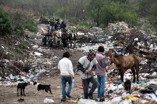 Los carreros además de juntar materiales de la basura, recolectan arena del río para tener una fuente de ingresos