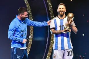 Lionel Messi junto con una estatua suya en tamaño real, hecha por el artista Miguel Villalba