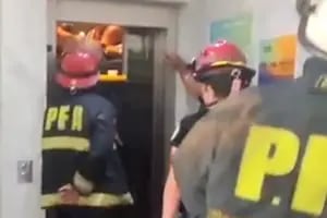 Cinco personas quedaron atrapadas dentro de un ascensor que se desplomó en un anexo del Ministerio de Salud