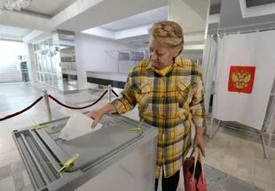 Una mujer emite su voto en el referéndum convocado por Rusia.