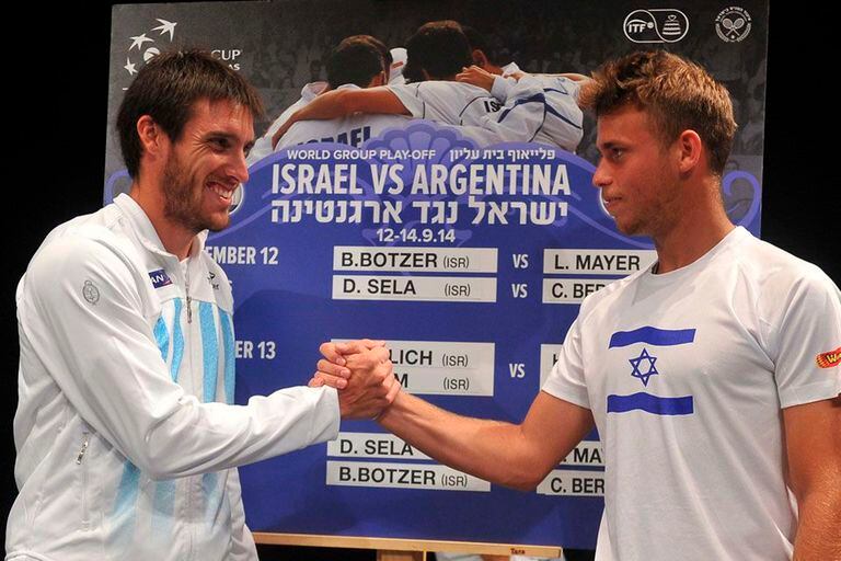Mayer saludando a Bar Botzer, de Israel, antes del repechaje de la Copa Davis 2014 en EE.UU., un compromiso caliente que el Yacaré asumió con nervios pero con mucho compromiso. 