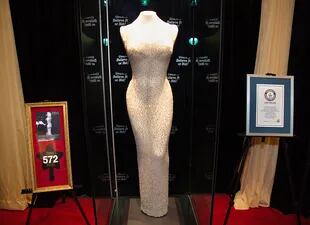 El vestido histórico de Marilyn Monroe, que se subastó por cinco millones de dólares, se exhibe periódicamente en la sede de Ripley's Believe It Or Not en Hollywood