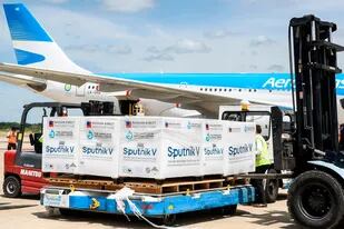 El avión de Aerolineas Argentinas descargando la vacuna Sputnik en el aeropuerto de Ezeiza