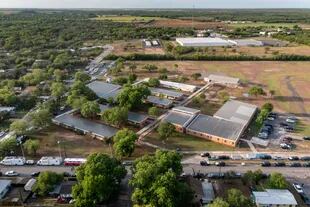 En esta vista aérea, las fuerzas del orden trabajan en la escuela primaria Robb, donde al menos 21 personas murieron ayer, incluidos 19 niños, el 25 de mayo de 2022 en Uvalde, Texas
