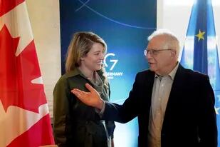 Melanie Joly (izquierda), ministra de Exteriores de Canadá, y Josep Borrell, alto representante de Asuntos Exteriores de la UE, hablan durante una reunión bilateral en el marco de una cumbre de ministros de Exteriores del G7 en Weissenhaeuser Strand, Alemania, el 14 de mayo de 2022. (Marcus Brandt/Pool via AP)
