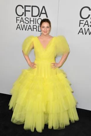 Con un vestido de inspiración romántica, Drew Barrymore también desfiló por la alfombra roja de los premios CFDA