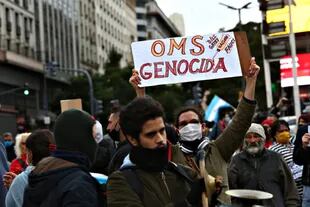 En los carteles también tildaron de "genocida" a la Organización Mundial de la Salud