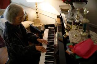A sus 109 años, María José toca el piano con la misma destreza que cuando daba conciertos en el Museo Fernández Blanco