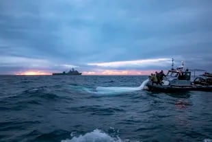 La Armada de Estados Unidos, en el operativo para recuperar los restos del globo chino cerca de la costa de Myrtle Beach. (U.S. Navy via AP)